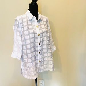 NWT Chicos travelers Collection Blouse